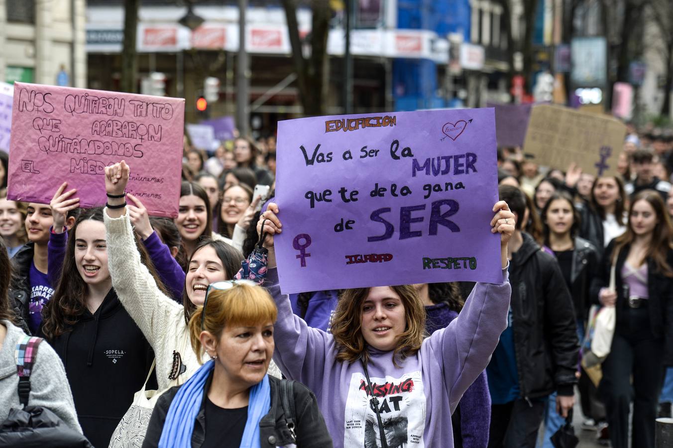 Miles de estudiantes por el 8-M en Bilbao