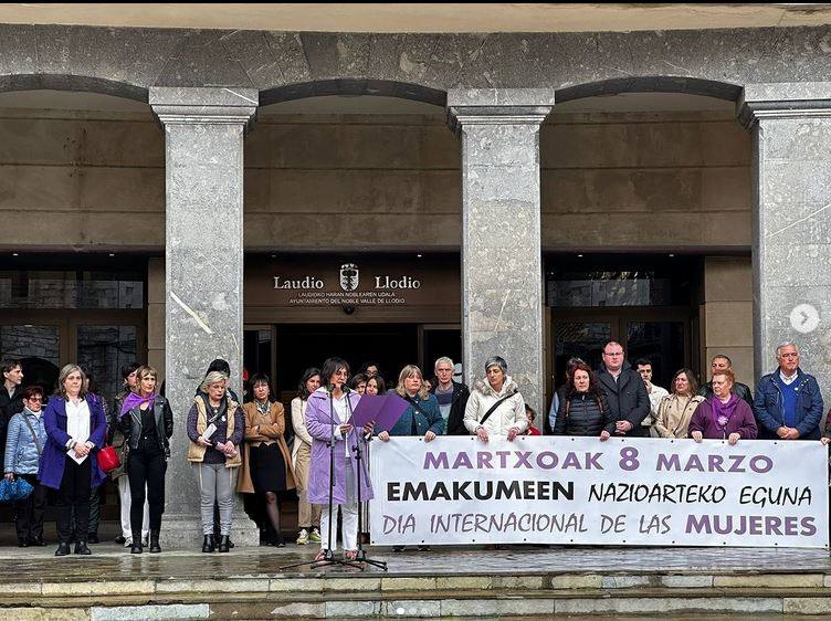 La ola morada protagoniza el 8M en todas las localidades de Ayala