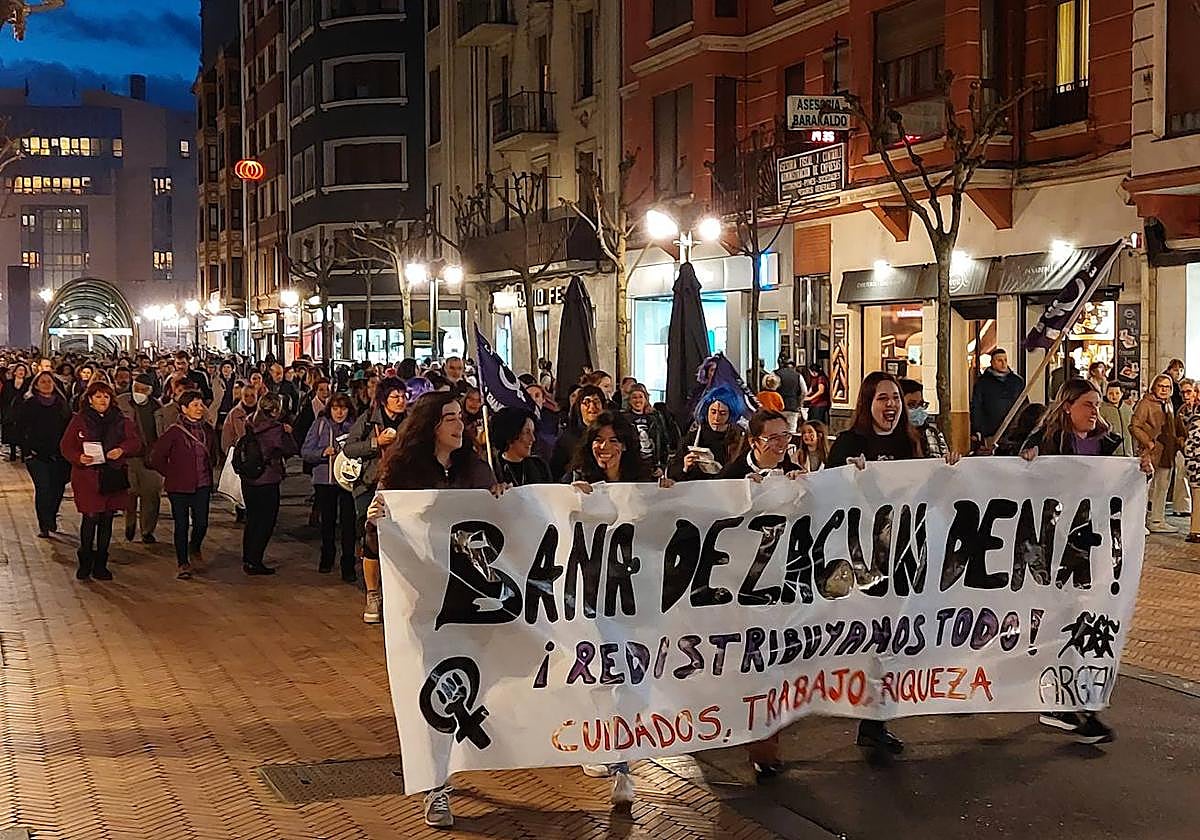Miles de personas se sumaron a la manifestación que ha recorrido este 8-M las calles de Barakaldo.