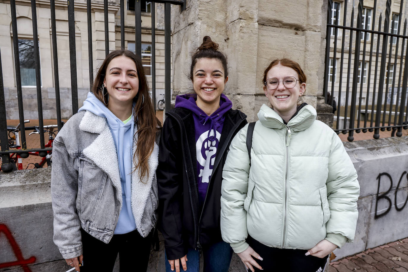 Aunque estén en las calles, Maialen Arana, Maddi Espinosa y Haizea Redondo ponen el foco en el día a día. 