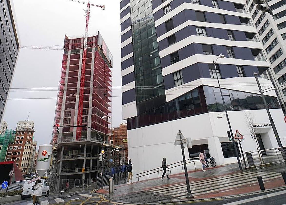 La estructura de la torre diseñada por Richard Rogers se encuentra cerca de la planta 20.