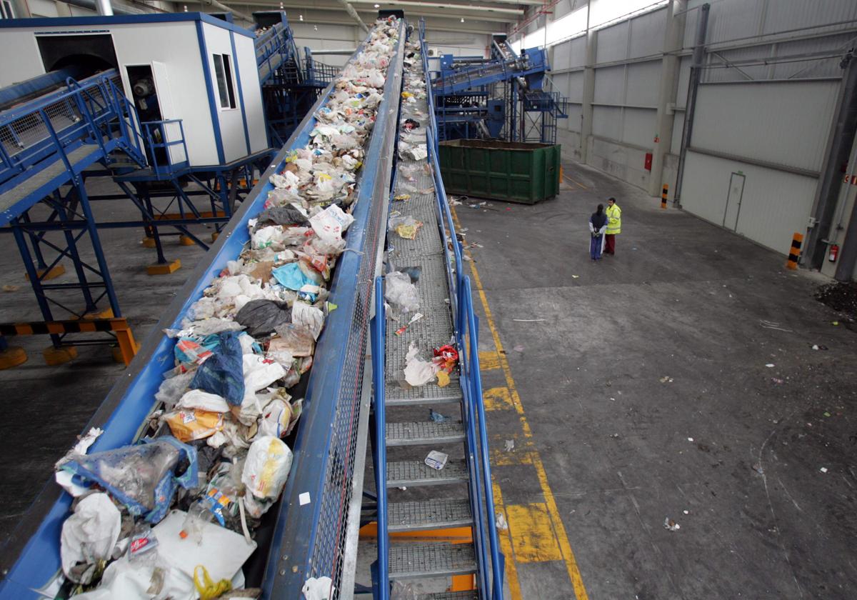 Residuos varios pasan por cintas en una de las recicladoras ubicada en Júndiz.