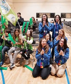 Imagen secundaria 2 - Ezkerretik eskumara eta goitik behera, lehenengo argazkian txapelketako irabazleak, San Fidel Ikastola (Gernika). Ordoren bigarren postuan geratu den taldea, Stem Toki-Edurobotic (Portugalete). Azkenik ikaskideak animatzen aritu den neska taldea.