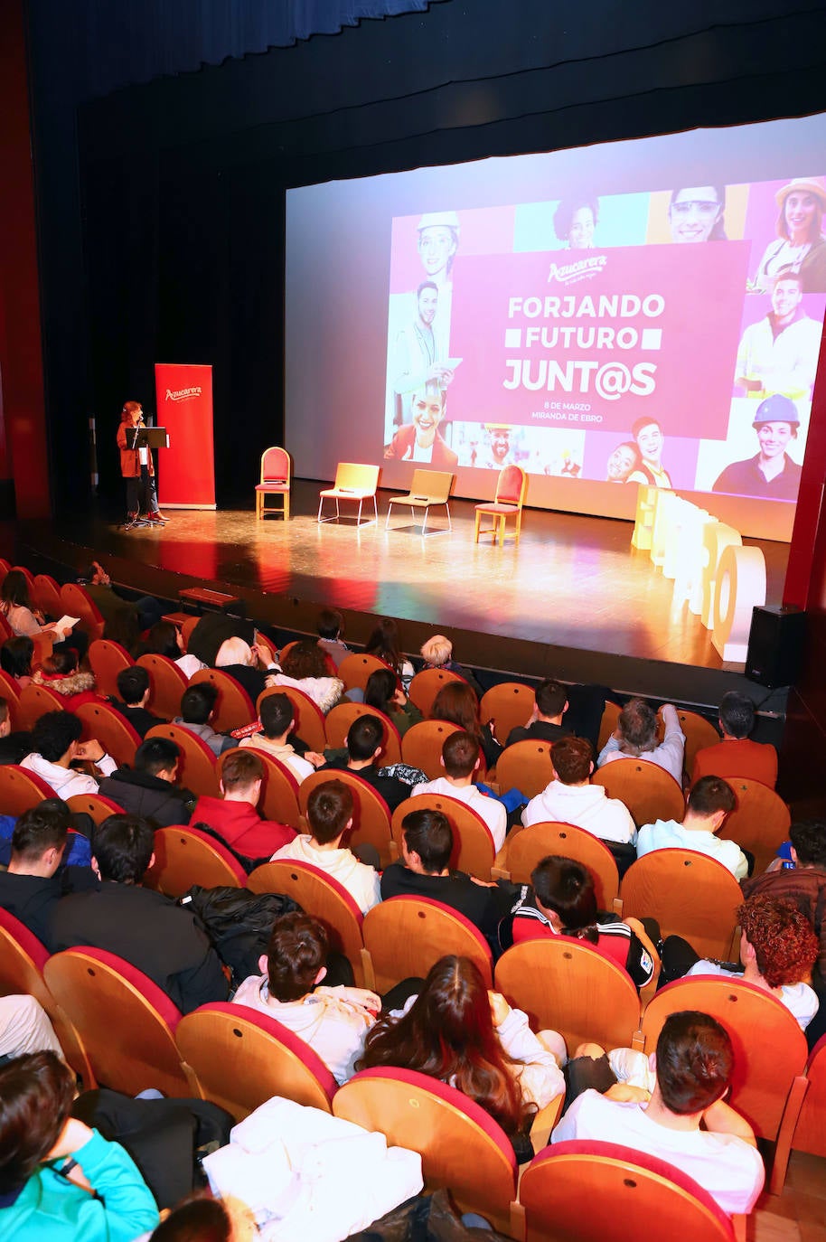 Manos tiznadas de dignidad