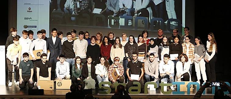 Mejorar las tierras de cultivo Saioa Urizar, directora de Instituciones BBVA Norte, junto a los ganadores de la categoría para mayores de 18 años Yeray Vega, Tania Alberia, Teresita Martín, Álvaro de la Trinidad y Danae Abecia, del Instituto Agrario Arkaute.