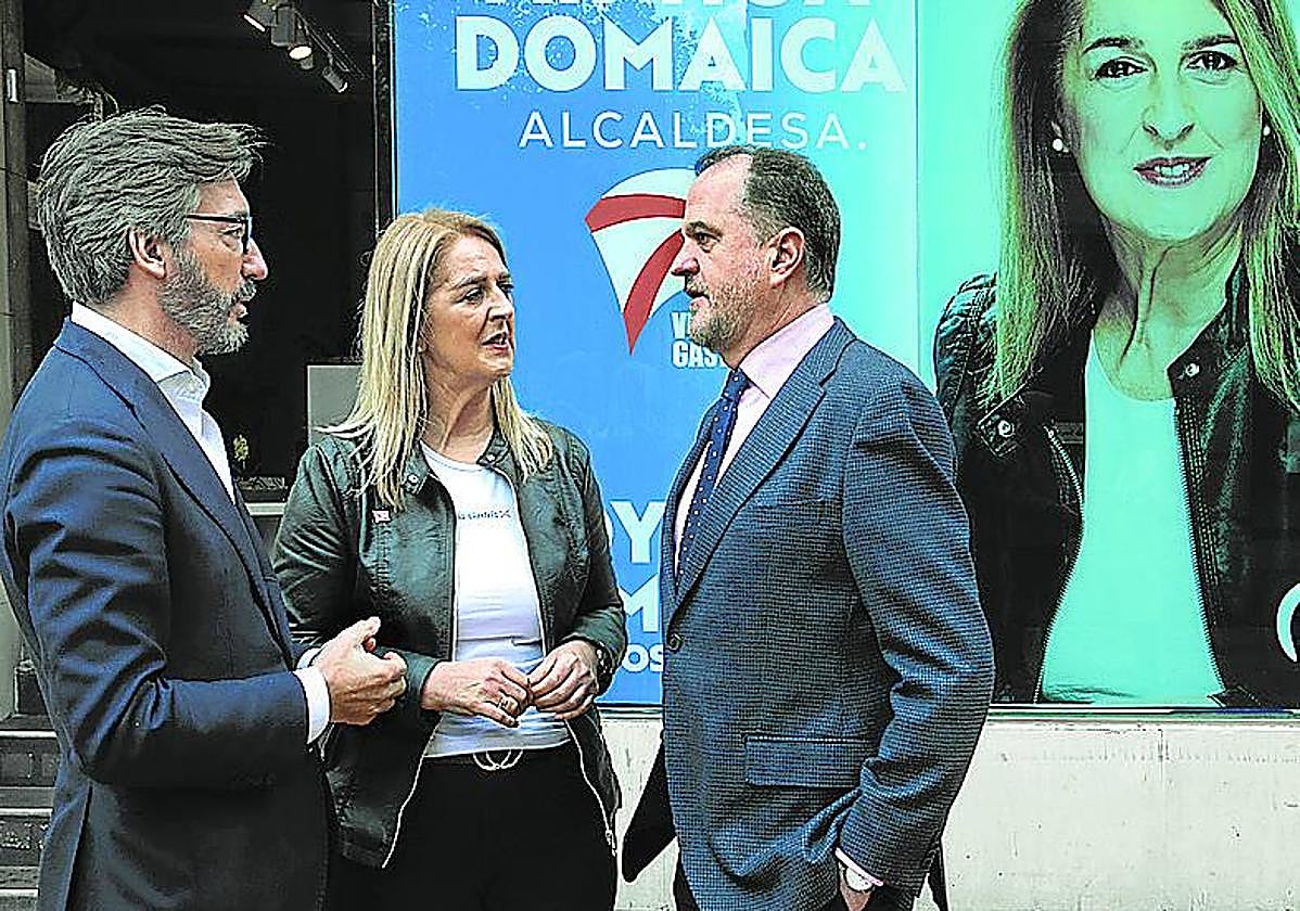Oyarzabal, Domaica e Iturgaiz, frente a la nueva sede electoral.