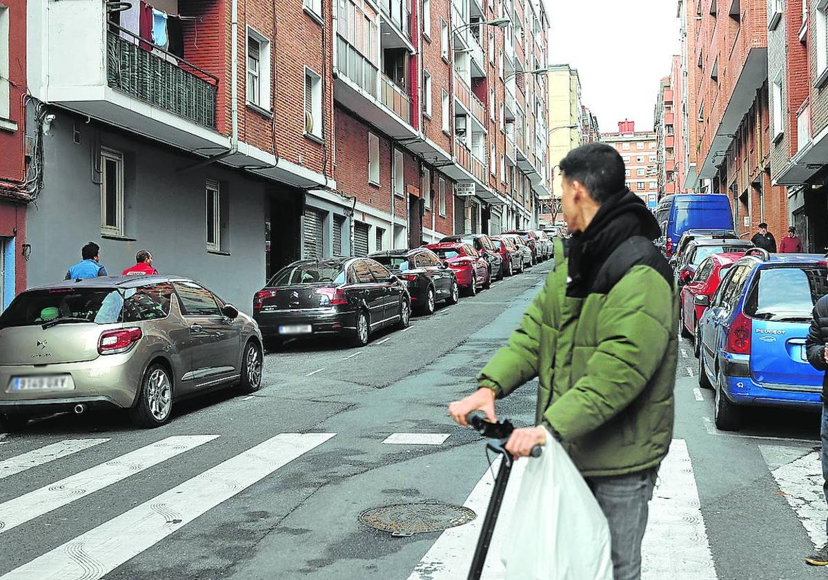 Coches aparcados en una calle del barrio de Arangoiti.