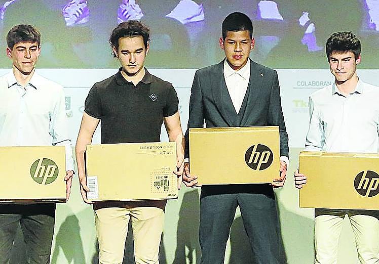 Gimnasios energéticamente sostenibles. Los ganadores en la categoría para menores de 18 años. Adrián de Aristegui, Alejandro de Aristegui, Ángelo Benito y Javier Vidorreta, del Colegio Esclavas del Sagrado Corazón Fátima Bilbao.
