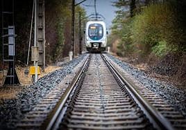 Un tren de Euskotren avanza por una vía en Bizkaia.