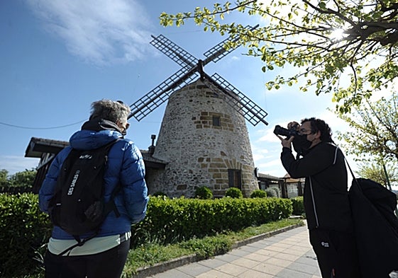 El molino viento de Aixerrota está en un paraje privilegiado y muy concurrido.