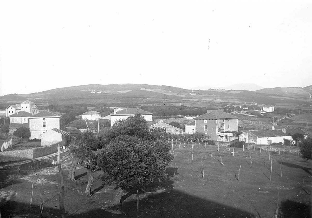 Imagen del municipio de Sopela en 1918 con el antiguo Ayuntamiento al fondo a la izquierda.