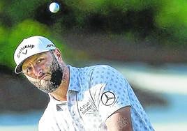 Jon Rahm ejecuta un golpe magistral en el hoyo 11 del TPC Sawgrass de Ponte Vedra Beach.