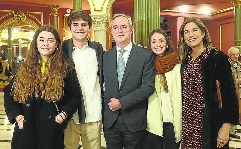 Sune Junkera, Íñigo, Javier y Sofía Gomeza y Mónica Nebreda Vilallonga.