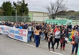 La huelga de este fin de semana ha comenzado con una concentración frente a la planta.