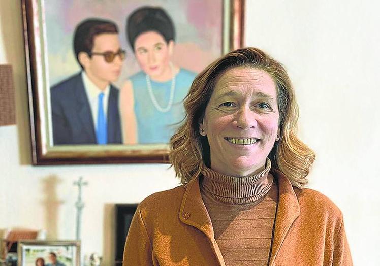 Ruth Doval, con un cuadro de sus padres a la espalda.