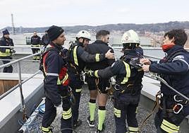 Los bomberos de Bilbao realizan una simulación de rescate durante una de las sesiones formativas.