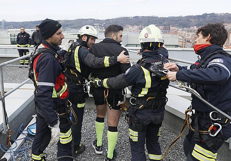 Los bomberos de Bilbao realizan una simulación de rescate durante una de las sesiones formativas.