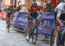 Mikel Landa, en el tramo empedrado del final de la etapa.