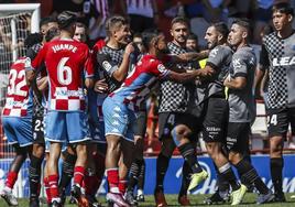 Tangana final durante el duelo jugado en el Anxo Carro en la primera vuelta y donde Luis Rioja vio la tarjeta roja directa.