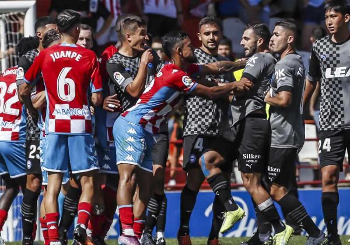 Tangana final durante el duelo jugado en el Anxo Carro en la primera vuelta y donde Luis Rioja vio la tarjeta roja directa.