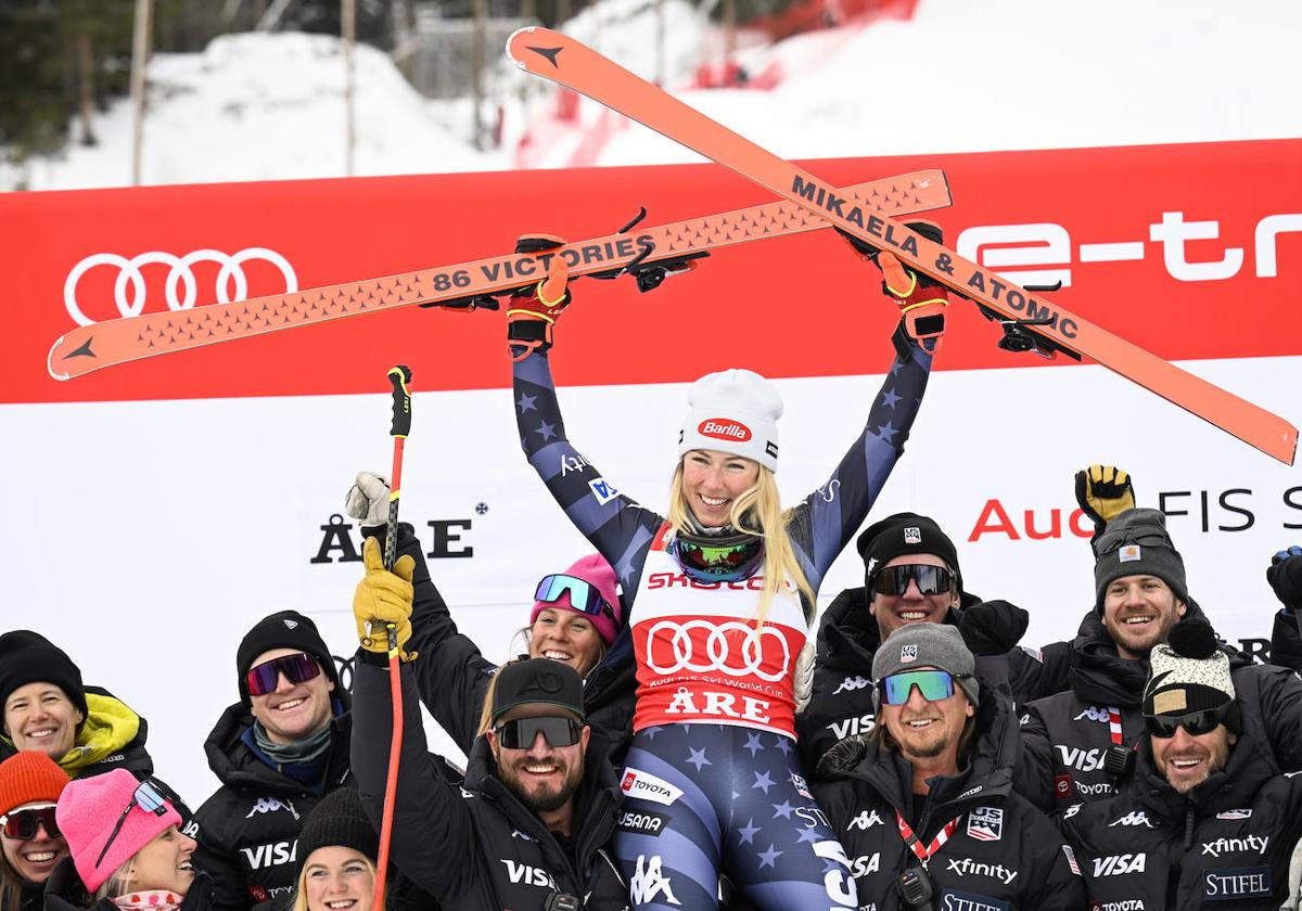 Mikaela Shifrrin celebra su récord de victorias.