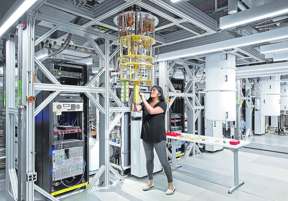 Una científica de IBM trabaja en el montaje del superordenador cuántico IBM Quantum System One que aterrizará en San Sebastián a finales de 2024.