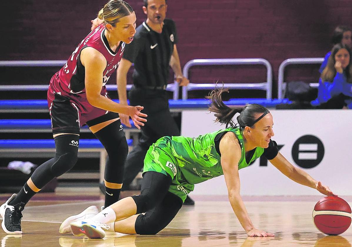 María Asurmendi pelea una balón ante la defensa de Ygueravide