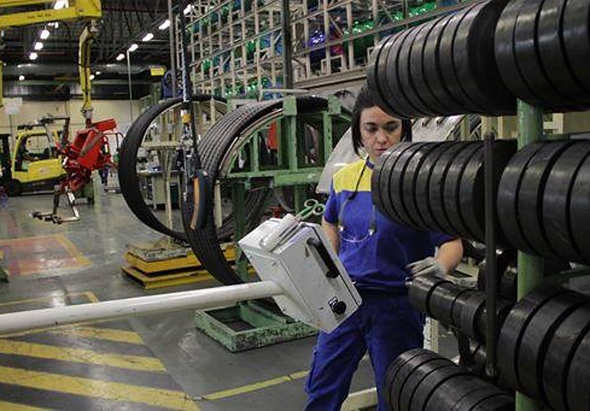 Trabajadora en uno de los talleres de la planta de Michelin en Vitoria.