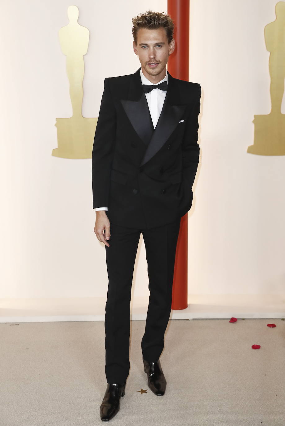 Austin Butler, muy elegante con esmoquin de Saint Laurent.