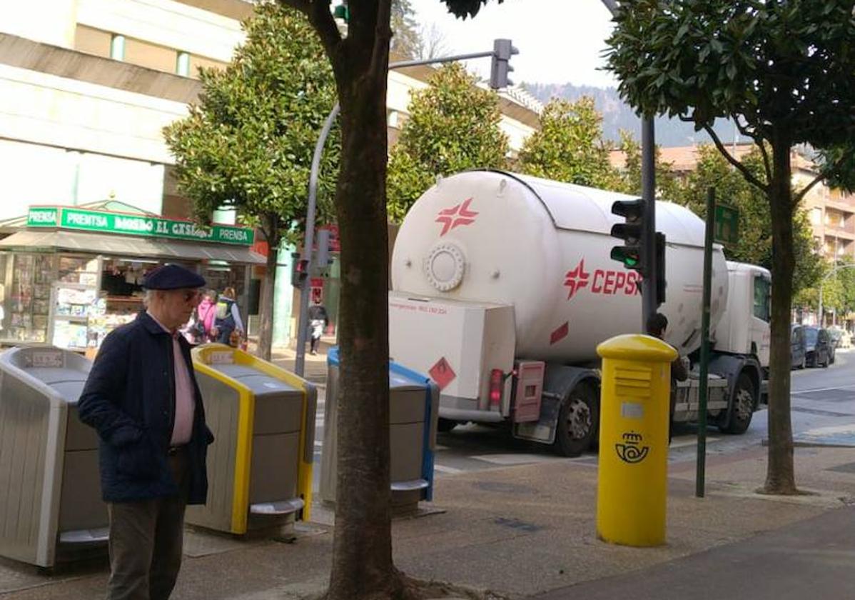 Un camión cisterna pasa por la avenida Zumalakarregi de Llodio a mediodía.