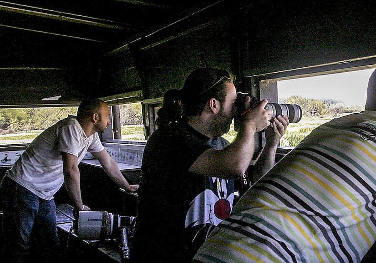 La afición por la observación de aves va muchas veces ligada a la fotografía de naturaleza.