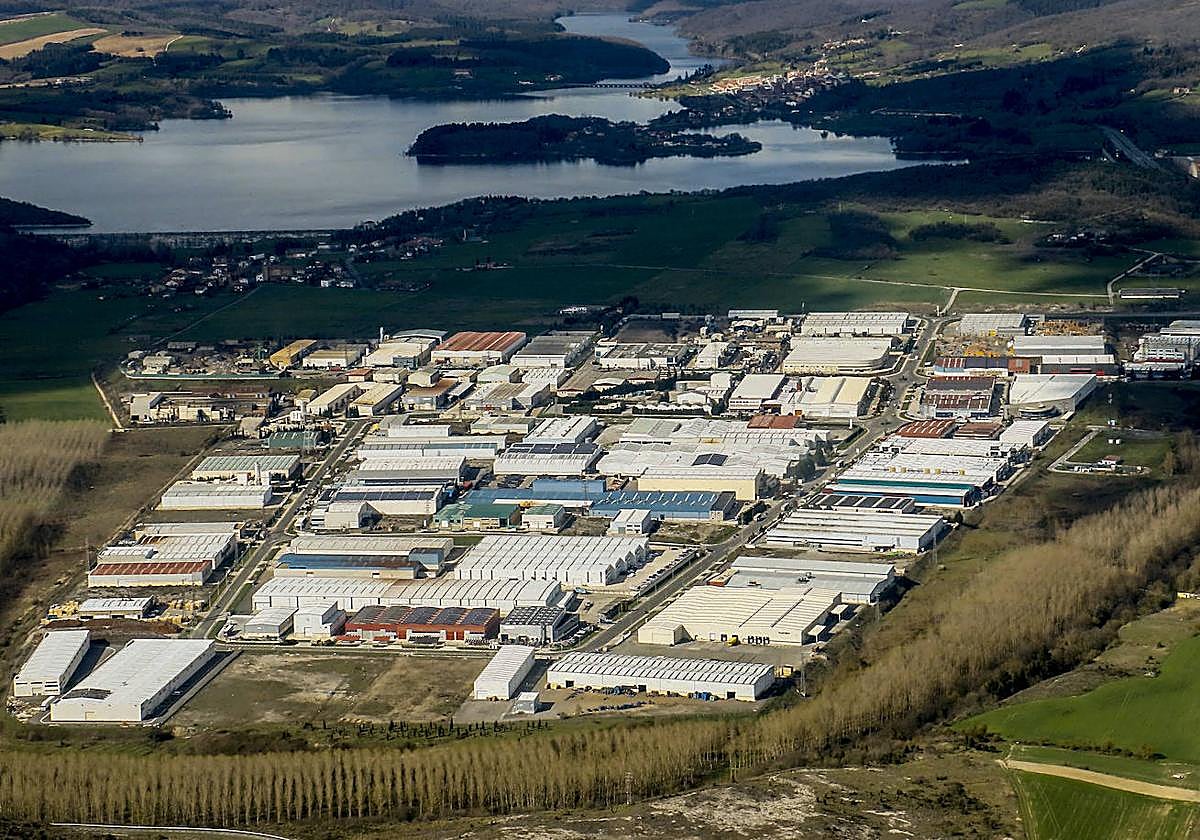 Polígono de Gojain junto al embalse de Urrúnaga. Los dos paradigmas de Álava, el territorio más industrializado de España y la mayor reserva natural de Euskadi.