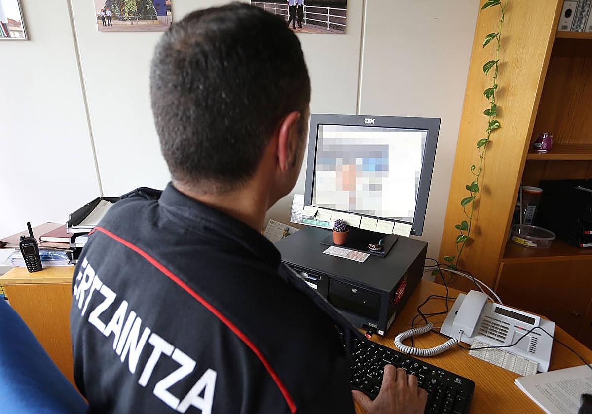 Un ertzaina rastrea ciberdelitos.