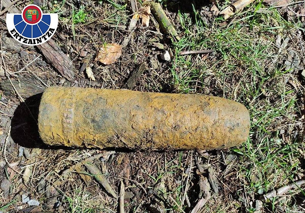 La Ertzaintza retira un proyectil de la Guerra Civil en Legutio