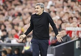 Ernesto Valverde gesticula durante el partido.