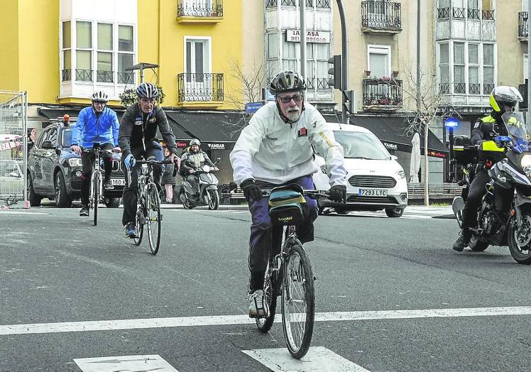 Los tres medidores circulan con sus bicicletas por la calle Francia.