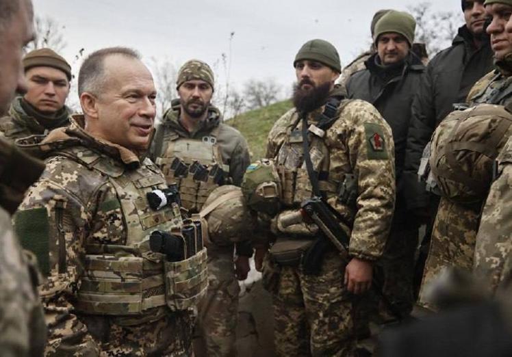 El general ucraniano Oleksandr Syrskyi, con las tropas.