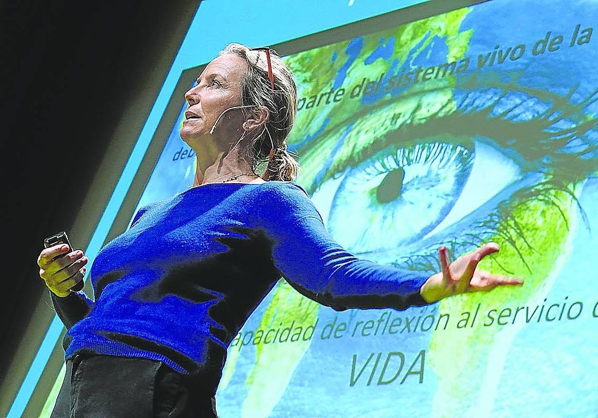 Odile Rodríguez de la Fuente, durante su conferencia ante un público entregado.