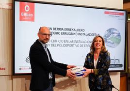 Aitor Jauregi, presidente del Universitario Bilbao Rugby, junto a Itxaso Erroteta, Concejala de Juventud y Deporte