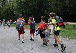 Un grupo de niños sale de excursión.