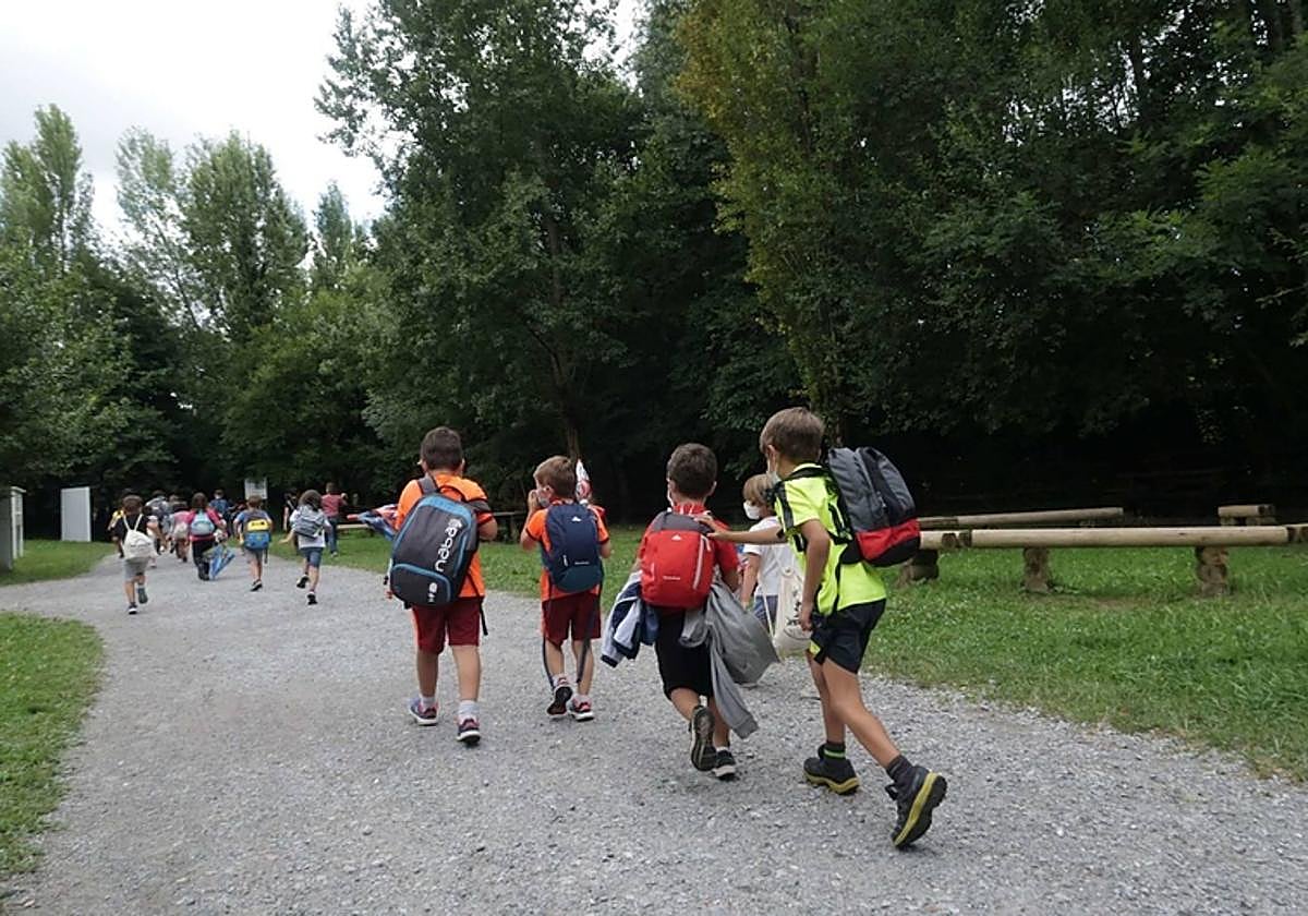 Un grupo de niños sale de excursión.