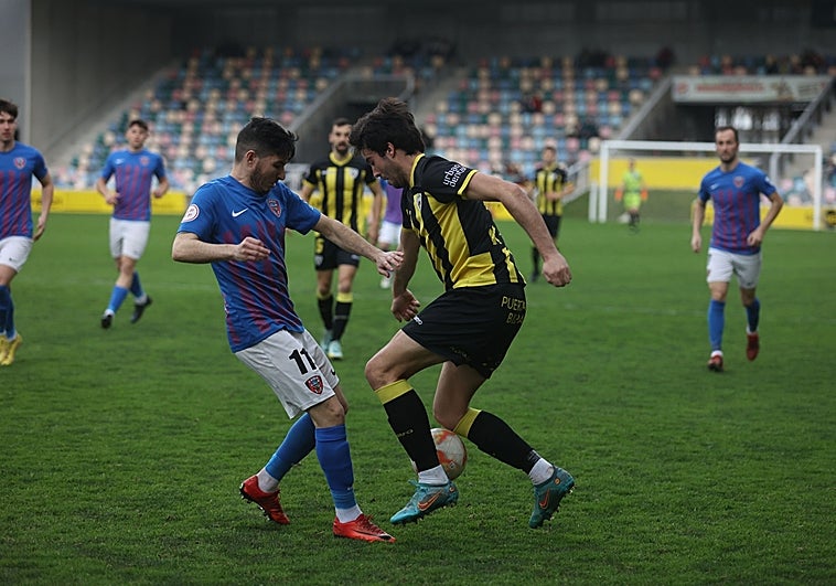 Xabi Cortezón en una acción del Barakaldo-Leioa del pasado sábado
