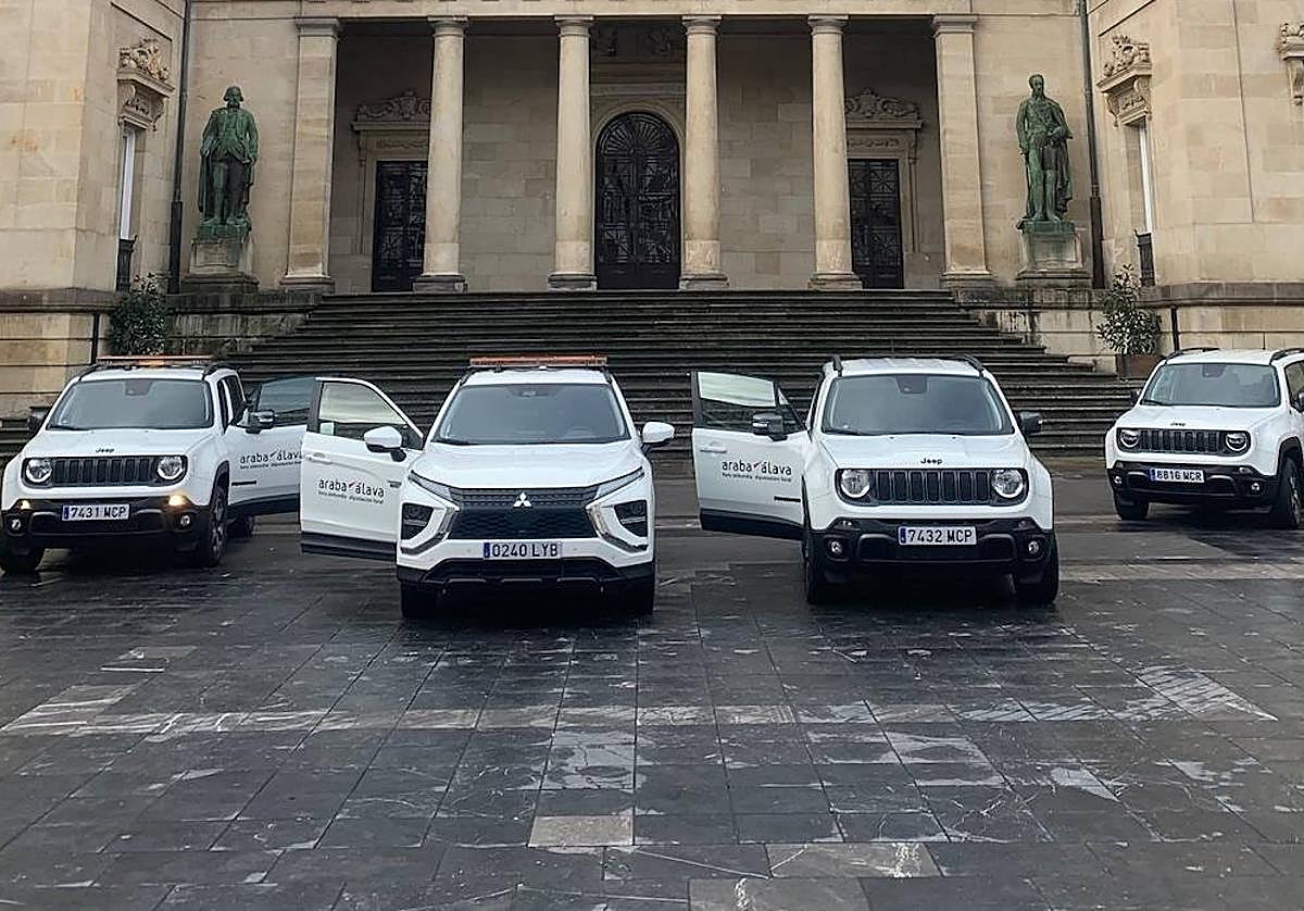 Los Jeep Renegade y el Mitsubishi Eclipse adquiridos en enero por la Diputación.