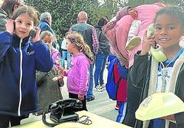 Olatz y Ashley atienden llamadas en un antiguo Nokia y en un teléfono de rueda.