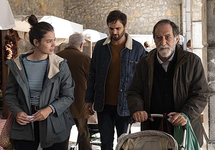 Ramón Barea junto a Laia Costa y Mikel Bustamante en 'Cinco lobitos'.