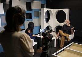 El escritor, en un momento de su visita al Máster Multimedia EL CORREO-EHU/ UPV