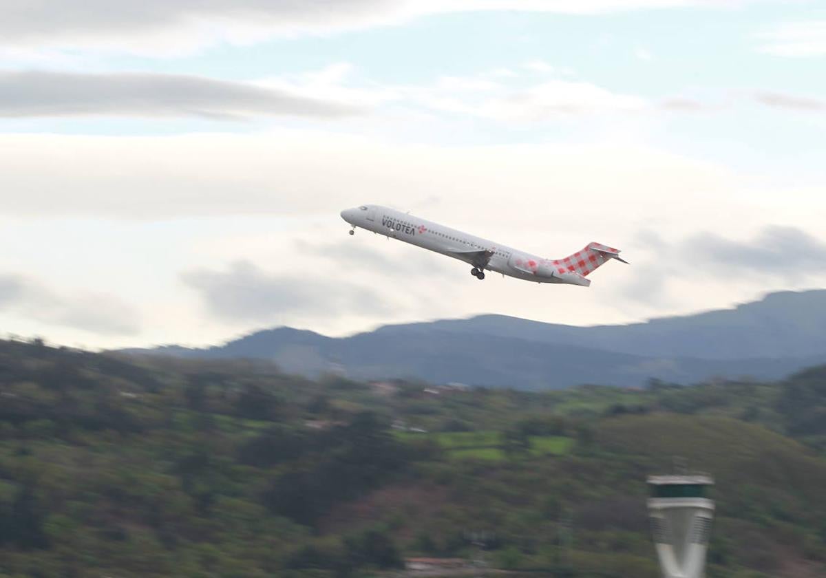 Un avión de Volotea despega del aeropuerto de Bilbao.