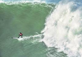 Esfuerzo. Natxo González es el único surfista español que ha accedido al circuito mundial de olas grandes.