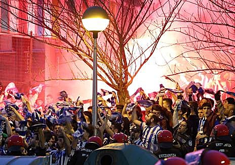 Imagen secundaria 1 - Lanzamiento de sillas y botellas entre aficionados de La Roma y la Real Sociedad antes del partido