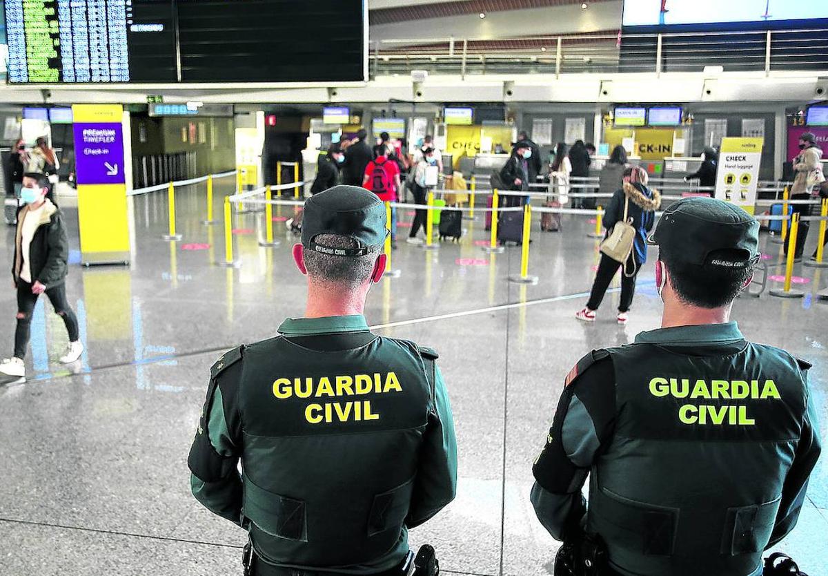 Una pareja de guardias civiles vigila la terminal de Loiu.